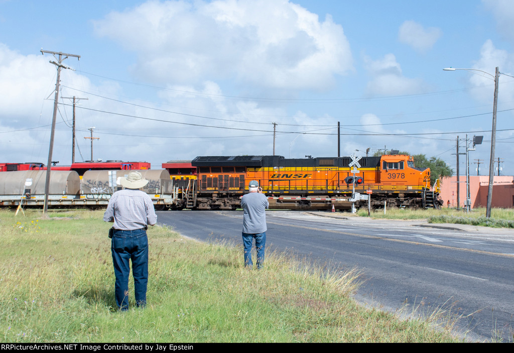 BNSF 3978 takes the lead